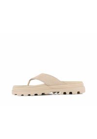 Beige flip-flop dengan tali yang memiliki tekstur dan sol datar yang bermotif. Tali sandal ini memiliki desain minimalis dan cocok dengan gaya thong.