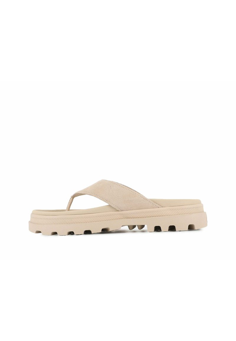 Beige flip-flop dengan tali yang memiliki tekstur dan sol datar yang bermotif. Tali sandal ini memiliki desain minimalis dan cocok dengan gaya thong.