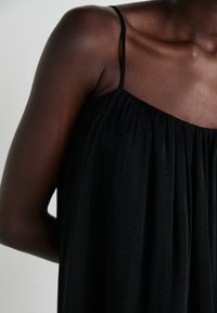 Gina Tricot FLOWY DRESS - Maksi suknelė - black