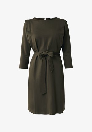 Šaty olivové barvy vyrobené z měkké tkaniny, s kulatým výstřihem, tříčtvrtečními rukávy, páskem v pase a rovný střih.