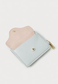 Portefeuille en cuir bleu clair avec une finition texturée, présentant un intérieur en suède rose, une fermeture à pression dorée et une poche zippée.
