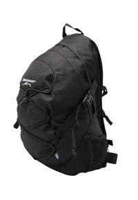 Zwarte Swedemount-rugzak met verstelbare banden, voorste bungee-koord, zijvak van mesh en een klein Zweeds vlaglabel.