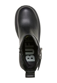 Černé kotníkové boty vyrobené z hladké kůže, s bočním zipem, robustní podrážkou a poutkem na zadní straně. Uvnitř je viditelné logo značky.