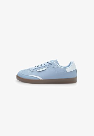 Light blue sneaker made of leather with a textured surface, white accents, flat laces, and a brown rubber sole. Classic design without patterns.
