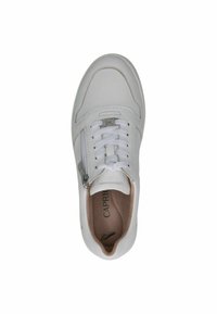 Fehér sneaker sima bőr felsőrésszel, fűzőrendszerrel és oldalsó cipzárral. Kiemelt jellemzője a párnázott talpbetét és a diszkrét márkajelzés a nyelvén.