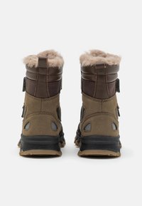 Brązowe i oliwkowe buty hikingowe z puszystym, jasnobrązowym wyściółką, siateczkowymi detalami i solidną czarną podeszwą; regulowany pasek z boku.