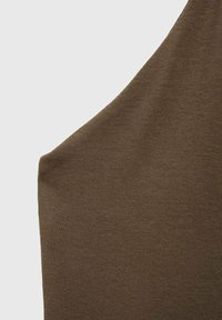 Top fără mâneci de culoare maronie, realizat dintr-un material neted și elastic, având un decolteu rotunjit și un detaliu cu tiv curbat.