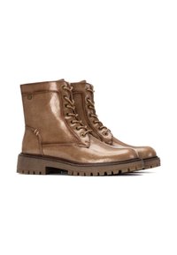 Botas de tobillo de cuero marrón claro con un acabado brillante, punta redonda y diseño de cordones. Suela gruesa y resistente con costuras decorativas en el lateral.