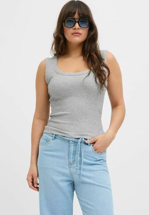 Top a maniche corte grigio a costine con scollatura a barca, abbinato a jeans azzurri a vita alta con fascia legata e una vestibilità comoda.