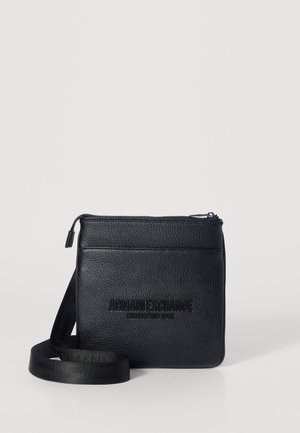 Borsa a tracolla nera in pelle con finitura testurizzata, chiusura con zip e logo impresso. Include una tracolla regolabile.