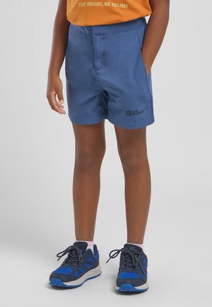 Blauwe shorts met een gladde textuur, voorzien van zijzakken en een klein zwart logo. Draag ze met blauwe sneakers en roze crew sokken.