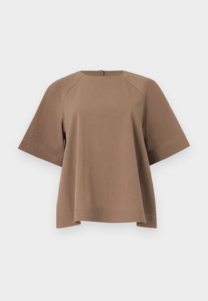 Haut marron à manches courtes et coupe ample, avec des manches larges et un col rond, présenté à plat sur un fond clair.