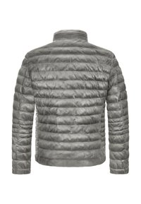 Grau gesteppte Jacke mit horizontalen Puffelementen, Stehkragen und glatter Textur. Ein Reißverschluss und lange Ärmel runden das Design ab.