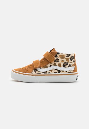 Tan suede high-top sneakers met zijpanelen van leopardenprinttextiel en witte rubberen zolen. Voorzien van twee klittenbandsluitingen.
