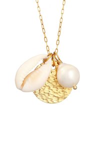 Guld kæde halskæde med en tekstureret rund vedhæng, en hvid skald, og en rund perle, der præsenterer naturlige materialer og diverse former.