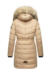 Manteau d'hiver isolé beige avec une capuche doublée de fourrure, présentant un design matelassé, une taille cintrée et des poignets en tricot noir.