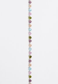 Cadena de piedras preciosas multicolores con piedras en forma de pera en tonos de azul claro, verde, rosa, púrpura y transparente, unidas por herrajes de plata.