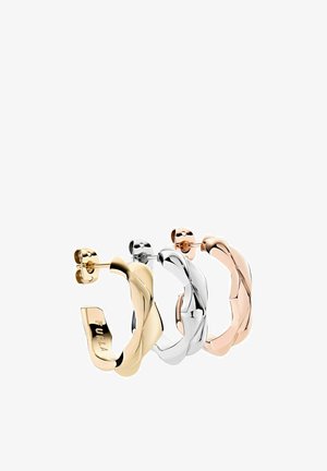 Kolm paari rõngakujulisi kõrvarõngaid kuld-, hõbe- ja roosakuldsetes toonides, millel on keerutatud disain ja sile metallikviimistlus.