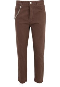 Brune denim jeans med rett snitt, frynsete sømmer og en metallkjede detalj på midjebåndet. Har fem lommer og knapplukking.