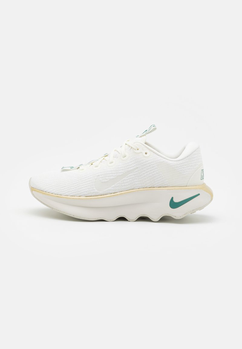 Nike Performance MOTIVA - Maanteejooksu jalatsid - sail/metallic gold grain/white/phantom/biocoastal