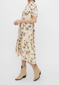 YAS Vestido informal - beige