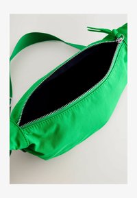 Unselected, green