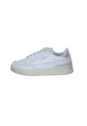 Weiße Leder-Sneaker mit runder Zehenform, flacher Sohle, strukturiertem hinterem Akzent und durchbrochenen Details auf dem Vorderblatt. Verfügt über eine Schnürverschluss.