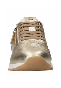 Metalen gouden sneaker met veters en een zijrits. Geverfde bovenkant met een rubberen zool en kleine accentdetails.