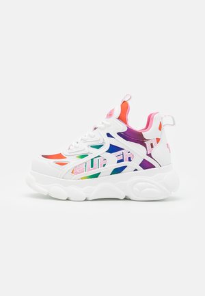 Biały masywny sneaker z wielokolorowymi panelami tęczowymi, różowymi i pomarańczowymi akcentami, siateczkową cholewką oraz grubą teksturowaną podeszwą, pokazany od strony zewnętrznej.