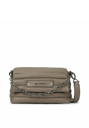 Taupe gepolsterte Lederhandtasche mit silberner Kettenriemen und rechteckigem Markenschild auf der Vorderseite.