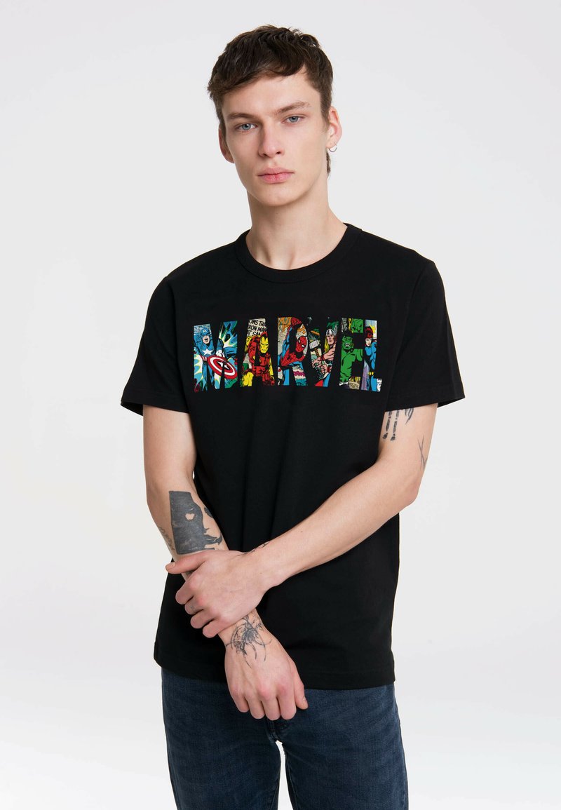 Schwarzes Baumwoll-T-Shirt mit einem bunten Marvel-Logo-Design, das Comicbuch-Charaktere und Muster zeigt. Kurze Ärmel und Rundhalsausschnitt.