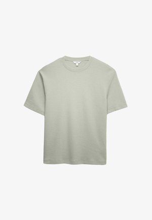 Camiseta de color verde claro, de manga corta, hecha de tela texturizada con escote redondo y dobladillo recto. No presenta patrones ni detalles visibles.