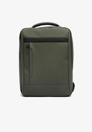 Pravokotna nahrbtnik olivno zelene barve z črnim zadrgo, zgornjim ročajem, sprednjim žepom z zadrgo in subtilnim logotipom na sprednji strani.