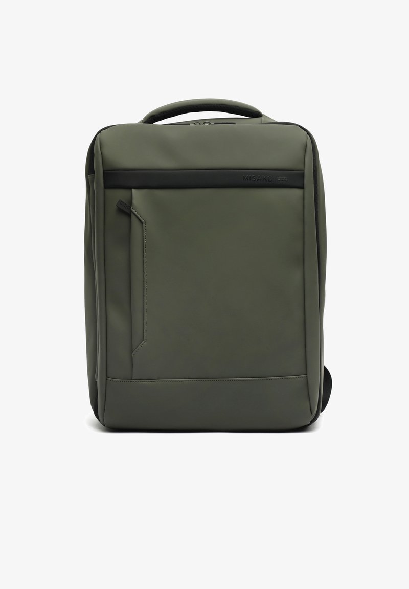 Mochila rectangular de color verde oliva con cremallera negra, asa superior, bolsillo frontal con cremallera y logo sutil en el panel frontal.