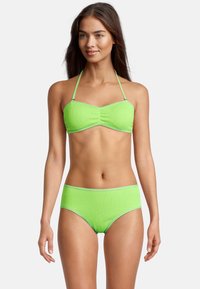 Ensemble bikini vert néon comprenant un haut bandeau texturé avec bretelles réglables et un bas taille haute assorti, tous deux à bordures contrastantes.