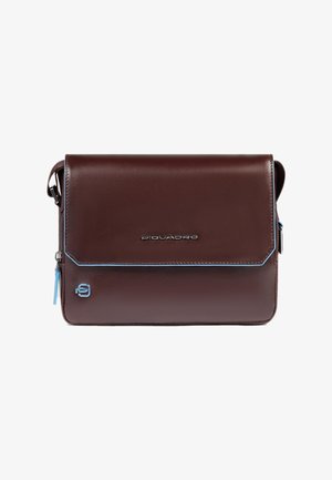 Bruine lederen postbodeschoudertas met klep, blauwe stiksels en een reliëflogo. Voorzien van een ritstasje en een verstelbare riem.