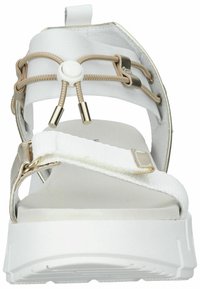 Sandali platform bianchi con accenti in hardware dorato, cinturini testurizzati e chiusura elastica regolabile. Presentano una soletta ampia e imbottita.