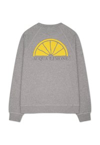 Grå sweatshirt med en gul citronklyfta grafisk design på baksidan, med ribbade ärmar och nederkant, tillverkad av mjukt, texturerat tyg.