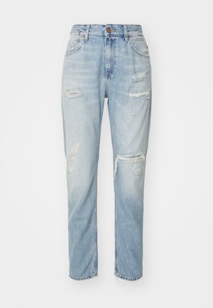 Világoskék, kopott hatású farmernadrág, magas derékkal, melyen szakadás és rojtos szegések találhatók. Egyenes szárú fazon, klasszikus öt zsebes kialakítással.