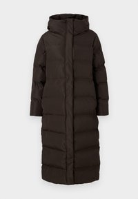 Cappotto lungo imbottito in marrone scuro con colletto alto e cappuccio. Tessuto liscio con cuciture orizzontali per isolamento e calore.