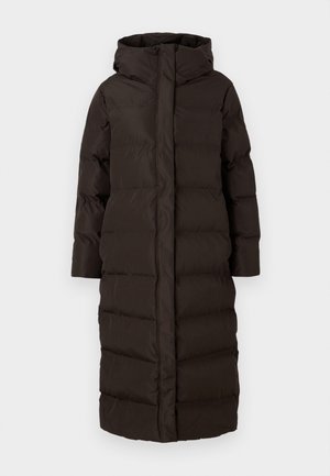 Cappotto lungo imbottito in marrone scuro con colletto alto e cappuccio. Tessuto liscio con cuciture orizzontali per isolamento e calore.