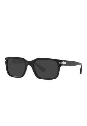 Occhiali da sole neri a forma rettangolare con lenti scure. Montatura in plastica con texture liscia, caratterizzata da un dettaglio bianco sulle asticelle.