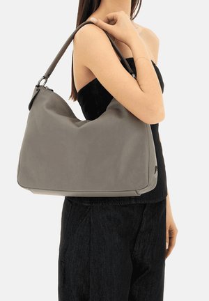 Borsa a spalla in pelle grigia con forma arrotondata, texture liscia e design minimalista. Presenta una singola tracolla regolabile e sottili dettagli in metallo.