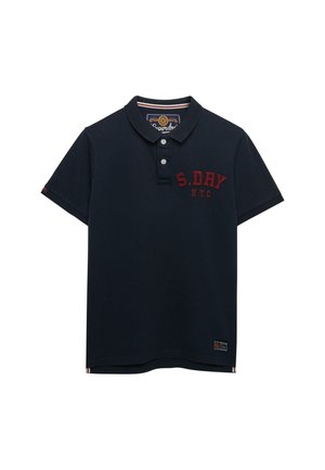 Navyblauw poloshirt met korte mouwen, tweeknopsbies, "S. DRY N.Y.C" in rood geborduurd op de borst en een klein logopatchje bij de zoom.