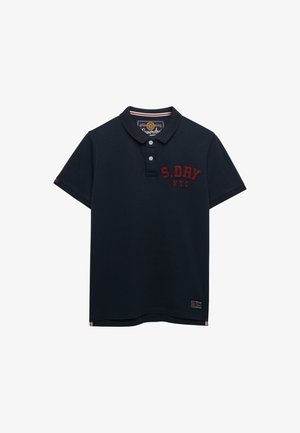 Navyblauw poloshirt met korte mouwen, tweeknopsbies, "S. DRY N.Y.C" in rood geborduurd op de borst en een klein logopatchje bij de zoom.