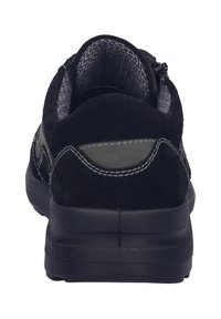 Zapatilla de ante negra con un upper texturizado, acentos grises contrastantes, un cuello acolchado y una suela de goma resistente.