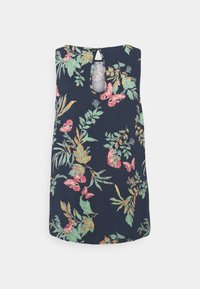 Abito floreale in tessuto blu navy con farfalle rosa e foglie verdi. Dettaglio con apertura a chiave sul retro con chiusura a bottone. Vestibilità regolare.