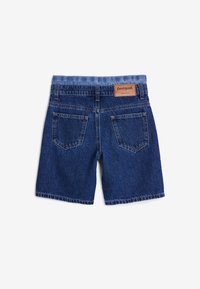 Pantalones cortos de mezclilla azul con un corte recto, que cuentan con una etiqueta de cuero marrón en la parte trasera, dos bolsillos traseros y un dobladillo deshilachado.