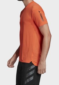 Herres kortærmet skjorte i livlig orange, lavet af glat stof, med rund halsudskæring og reflekterende "TERREX" logo påærmet.