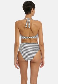 Ensemble de bikini rayé noir et blanc avec un col halter et un bas taille haute. Comprend des liens réglables et une texture de tissu lisse.